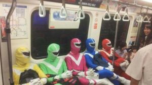 7 Potret Lucu & Aneh Manusia Ketika Pakai Transportasi