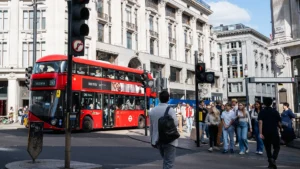 Keunikan Bus Tingkat: Mengapa Begitu Identik dengan London?