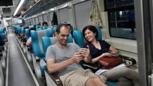 6-tipe-penumpang-kereta-api-yang-unik-dan-nyeleneh
