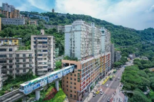 harmoni-unik-antara-rel-dan-hunian-di-jantung-kota-chongqing