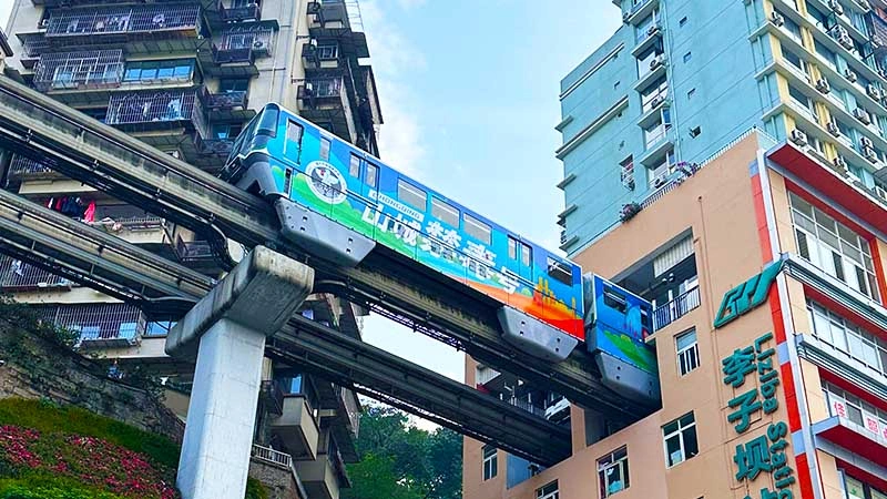 harmoni-unik-antara-rel-dan-hunian-di-jantung-kota-chongqing