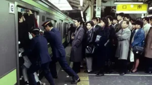 kisah-unik-oshiya-jasa-dorong-penumpang-kereta-di-tokyo