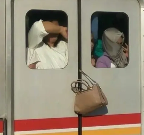 tingkah-laku-lucu-penumpang-momen-tak-terduga-di-gerbong-kereta-dan-bus